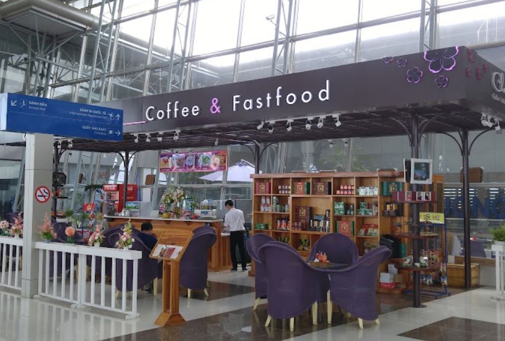 Quán cà phê và thức ăn nhẹ trong khuôn viên phòng chờ sân bay