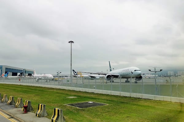 Máy bay đậu tại sân bay Hongkong